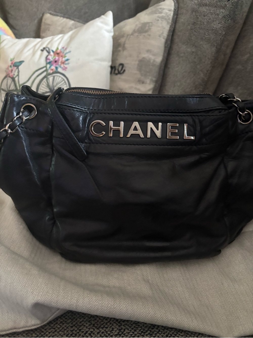 Traded. (Do not buy) Chanel Black Leather Shoulder Bag with Embossed Logo - Picture 15 of 16